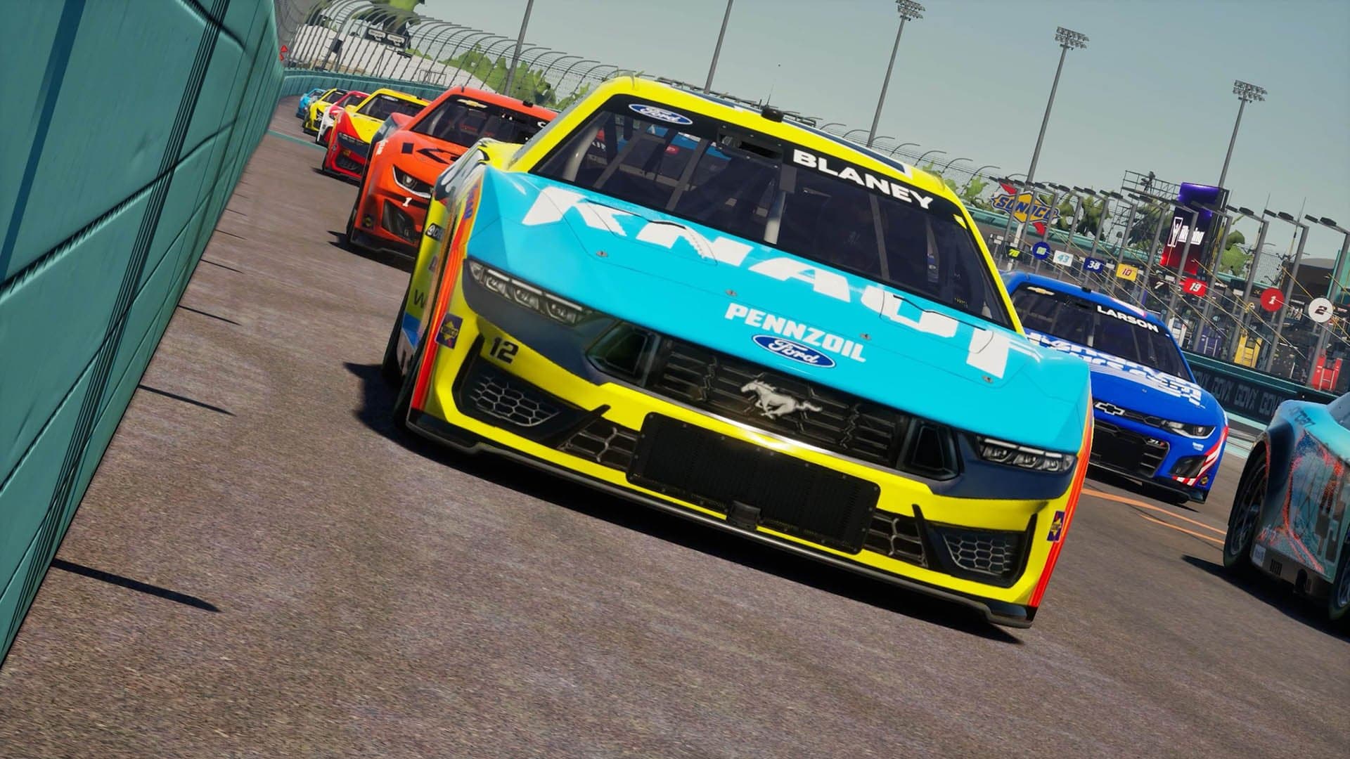 NASCAR coureur Anthony Alfredo neemt ons mee voor een blik op NASCAR 25
