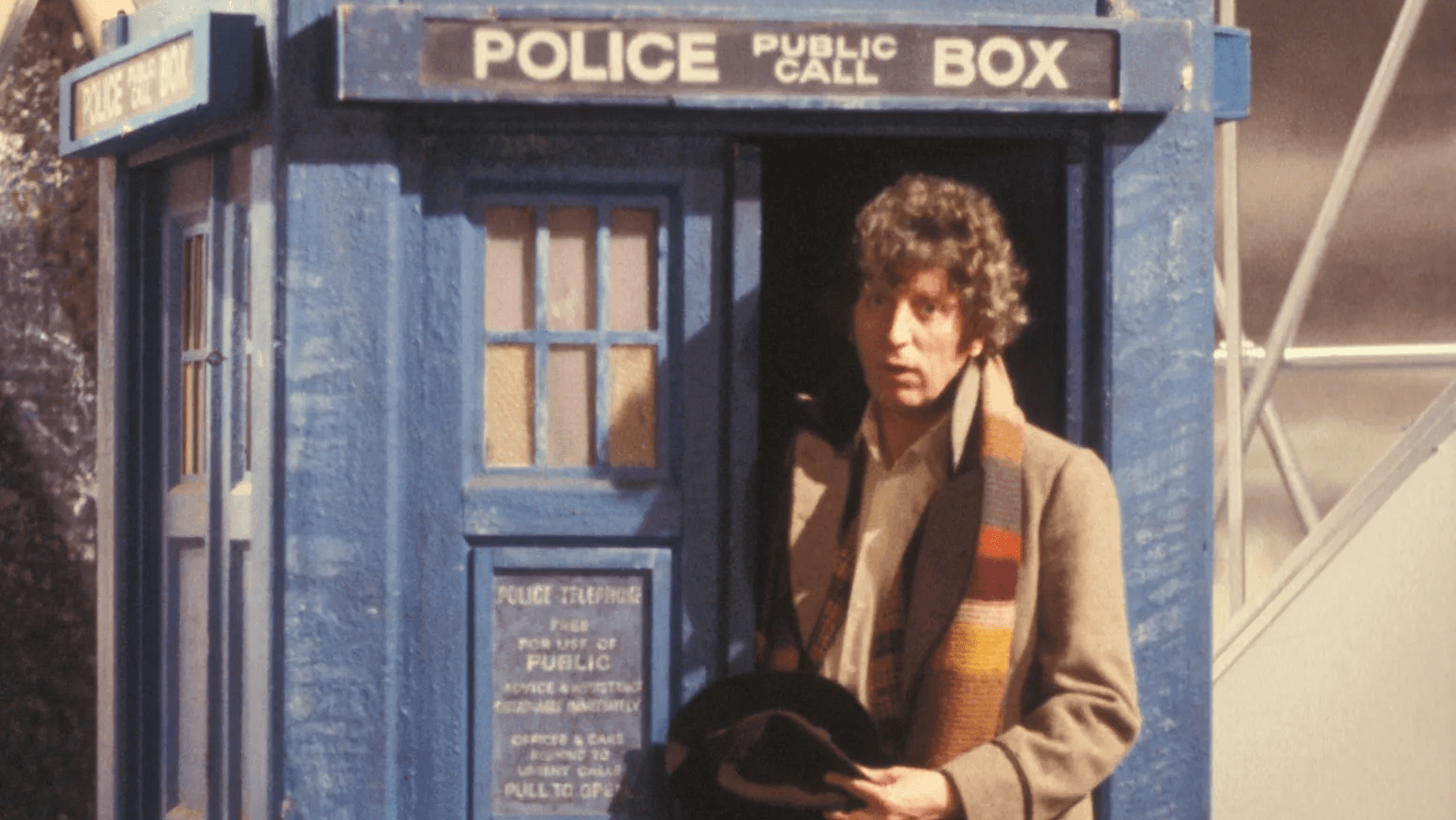 Dit shirt van Qwertee toont een wel heel iconische telefooncel