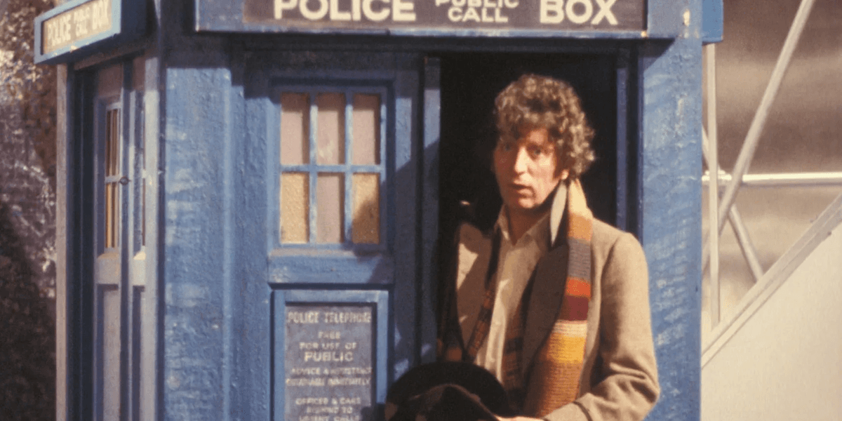 Dit shirt van Qwertee toont een wel heel iconische telefooncel