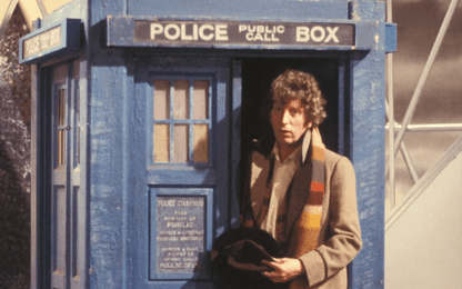 Dit shirt van Qwertee toont een wel heel iconische telefooncel